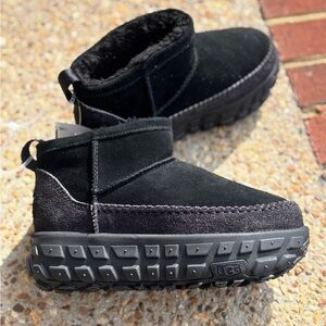 New UGG Black Fleece-Lined Footwear Men’s 7 women’s 8